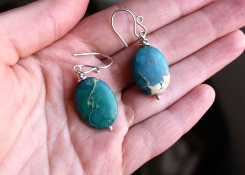 Bleu de Prusse, boucles d’oreilles couleur de mystère en argent et serpentine