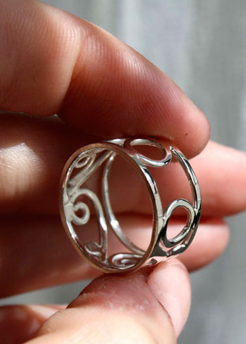 Brocéliande, bague celte avec volutes et spirales en argent