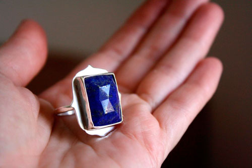 Cléopâtre, bague égyptienne en argent et lapis-lazuli