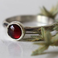 Coquelicot, bague en argent et grenat