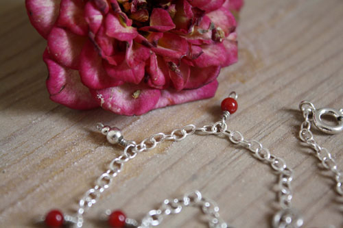 Corail, chaîne de cheville et bracelet récif corallien en argent et corail rouge