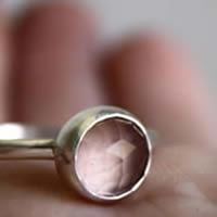 Cuisse de nymphe, bague en argent et quartz rose