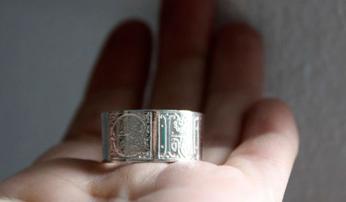 Engagement sincère, bague initiales enluminure médiévale en argent