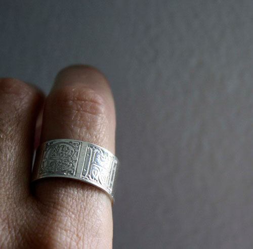 Engagement sincère, bague initiales enluminure médiévale en argent