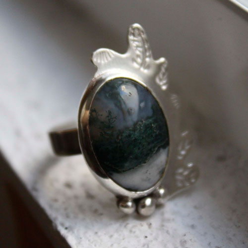 Feuille de mousse, bague forêt d’hiver en argent et agate mousse