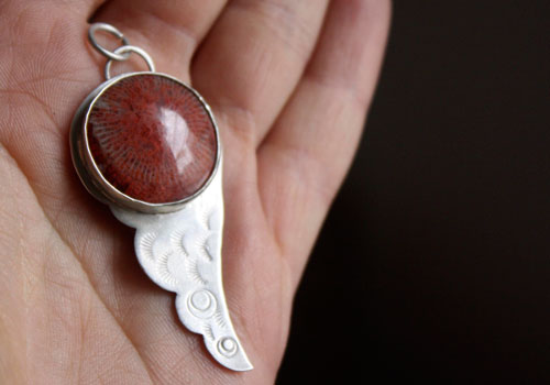 Hiko, pendentif aile d’oiseau en argent et corail rouge