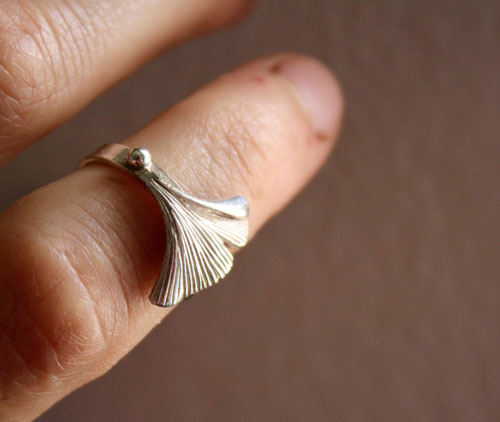 Icho, bague feuille de ginkgo biloba en argent