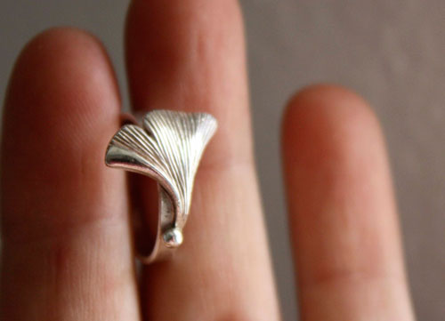 Icho, bague feuille de ginkgo biloba en argent