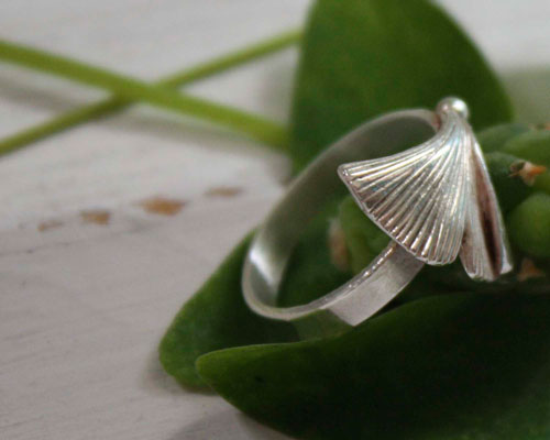 Icho, bague feuille de ginkgo biloba en argent