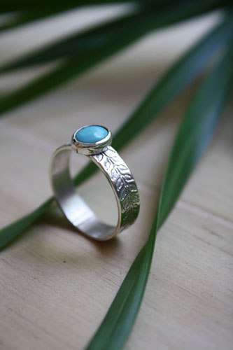 Ipomée, bague gravée de lierre en argent et turquoise