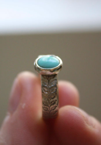 Ipomée, bague gravée de lierre en argent et turquoise