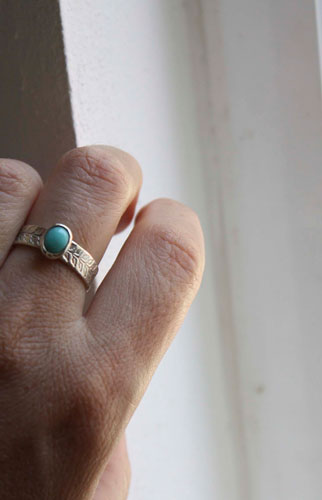 Ipomée, bague gravée de lierre en argent et turquoise