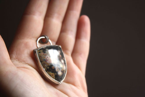 Juuri, pendentif forêt boréale en argent et jaspe océan