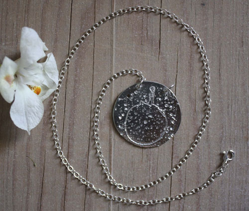 Le petit prince, collier la planète créée par Saint-Exupéry en argent