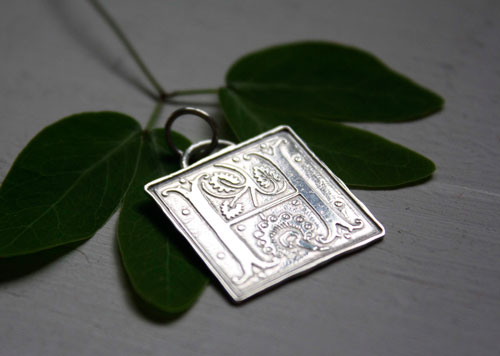 Lettrine, pendentif initiale enluminure médiévale en argent