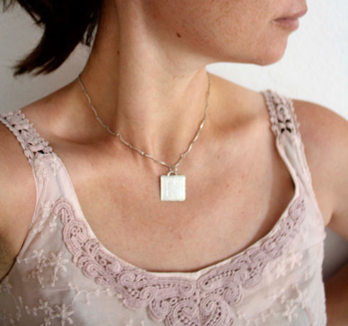 Lettrine, pendentif initiale enluminure médiévale en argent