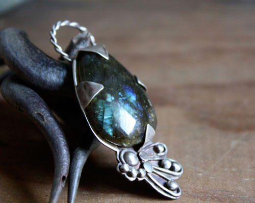 Mora, pendentif paon en argent et labradorite