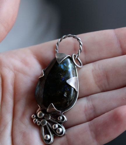 Mora, pendentif paon en argent et labradorite