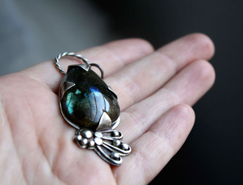 Mora, pendentif paon en argent et labradorite