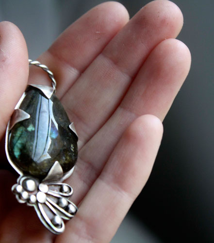 Mora, pendentif paon en argent et labradorite