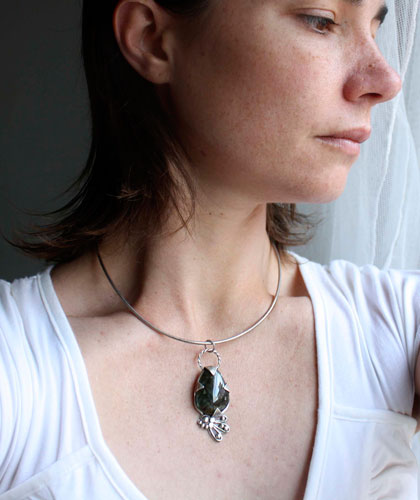 Mora, pendentif paon en argent et labradorite