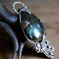 Mora, pendentif paon en argent et labradorite