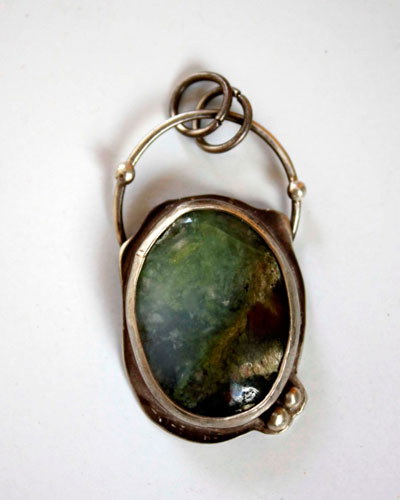 Mystère, pendentif miroir magique en argent et chrysoprase