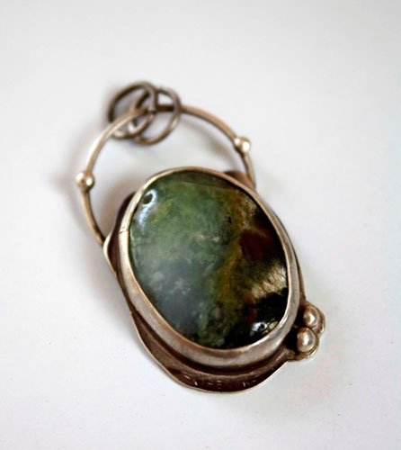 Mystère, pendentif miroir magique en argent et chrysoprase