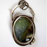 Mystère, pendentif miroir magique en argent et chrysoprase