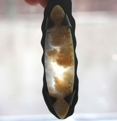 Nébuleux, pendentif en argent et agate point plume graveyard