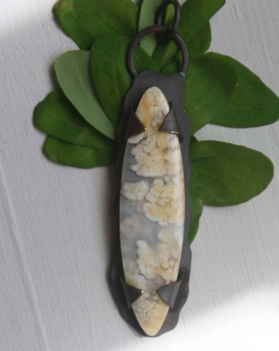 Nébuleux, pendentif en argent et agate point plume graveyard