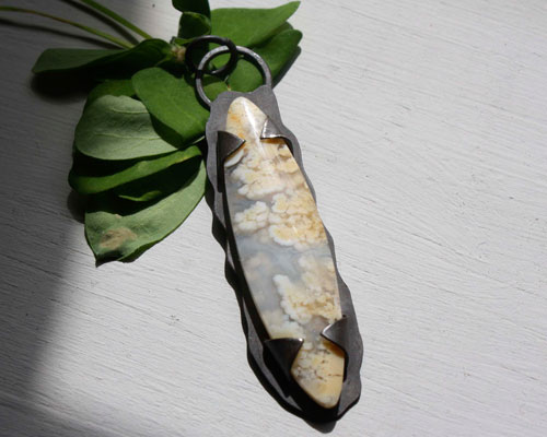 Nébuleux, pendentif en argent et agate point plume graveyard