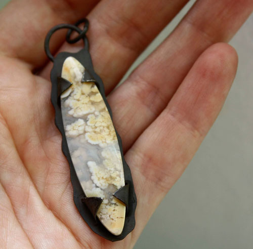 Nébuleux, pendentif en argent et agate point plume graveyard