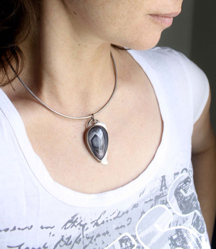 Œil d’aigle, pendentif tête de rapace en argent et agate Botswana