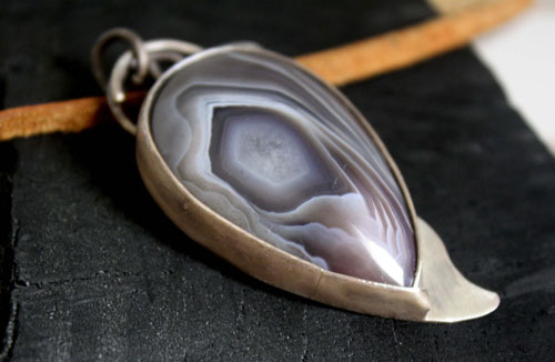 Œil d’aigle, pendentif tête de rapace en argent et agate Botswana