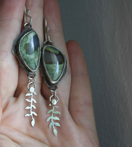 Pluie des sous-bois, boucles d’oreilles fougère en argent et jaspe forêt tropicale