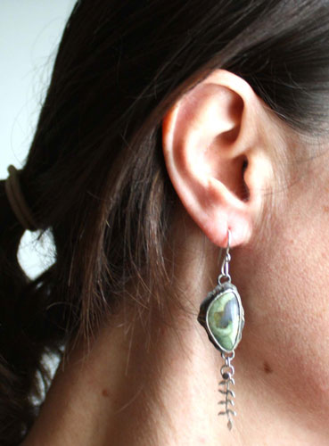 Pluie des sous-bois, boucles d’oreilles fougère en argent et jaspe forêt tropicale