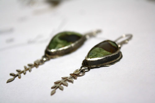 Pluie des sous-bois, boucles d’oreilles fougère en argent et jaspe forêt tropicale