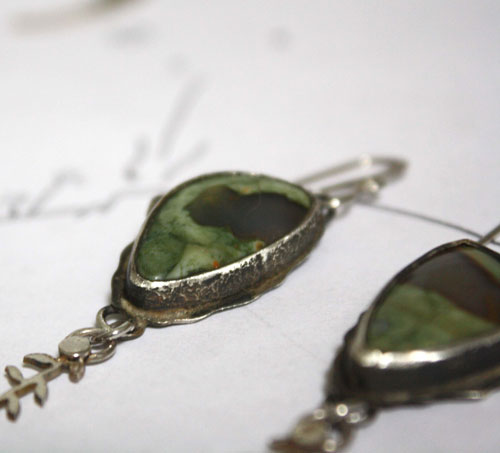 Pluie des sous-bois, boucles d’oreilles fougère en argent et jaspe forêt tropicale