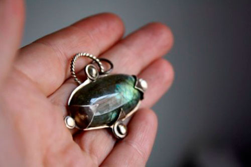 Rose des vents, pendentif boussole viking en argent et labradorite