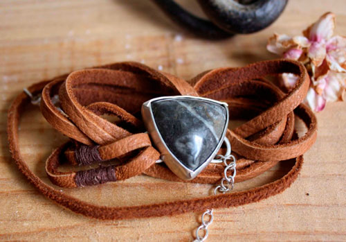 Sagar, bracelet de caractère en argent, cuir et agate fossile