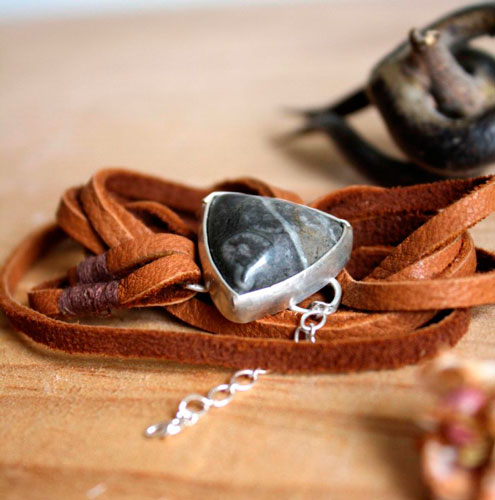 Sagar, bracelet de caractère en argent, cuir et agate fossile