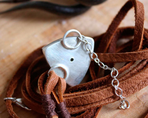 Sagar, bracelet de caractère en argent, cuir et agate fossile