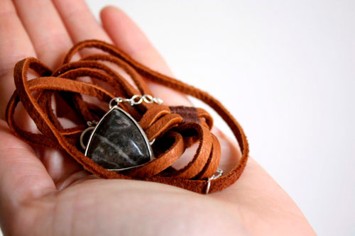 Sagar, bracelet de caractère en argent, cuir et agate fossile