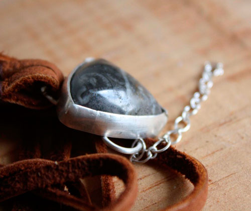 Sagar, bracelet de caractère en argent, cuir et agate fossile