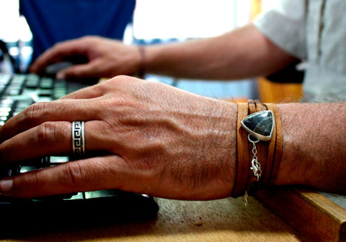 Sagar, bracelet de caractère en argent, cuir et agate fossile