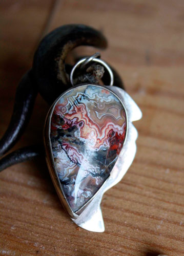 Sayap, pendentif draco volans en argent et agate mexicaine crazy lace