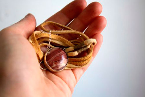 Shina, bracelet sable rouge en argent, cuir et jaspe paysage