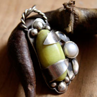 Shinju, pendentif en argent, perle de culture et aventurine verte citron