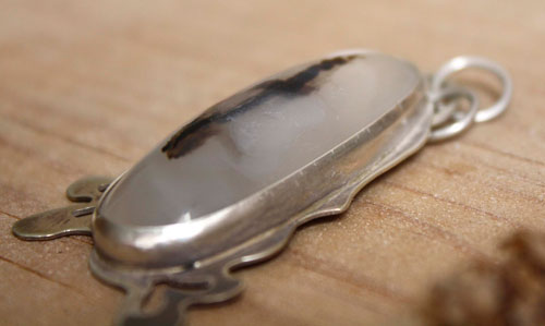 Shiroi ha, pendentif feuille de chêne blanc en argent et agate dendritique